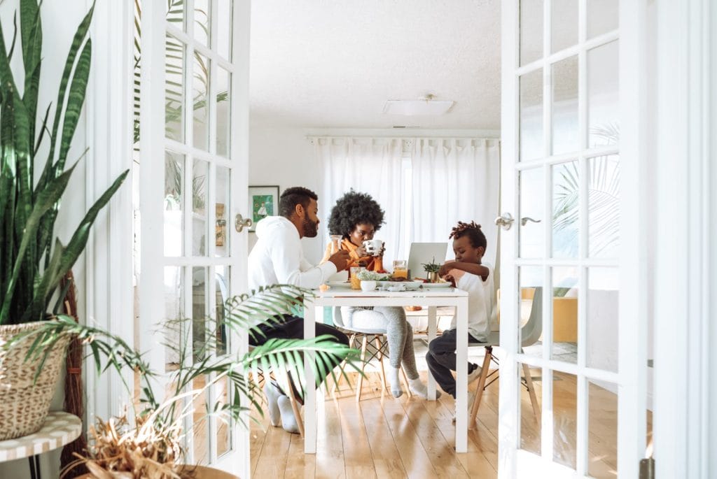article image: Measures of the Mais Habitação package. The picture shows a family having breakfast at the living room table.