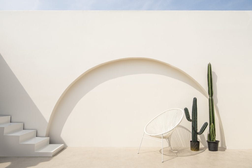 Image from the article Interior Decoration Trends 2024. The image showcases a scene of minimalist decor, a trend in 2024.