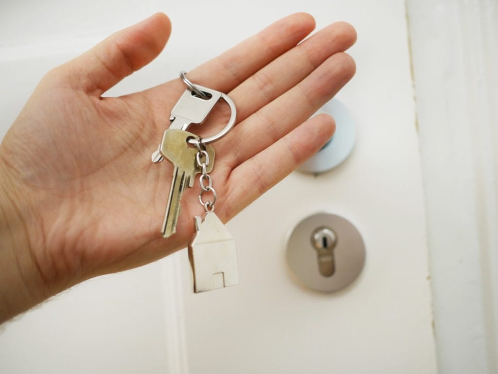 Image of the article: What is the Euribor rate? – picture of a person holding a keychain shaped like a house.